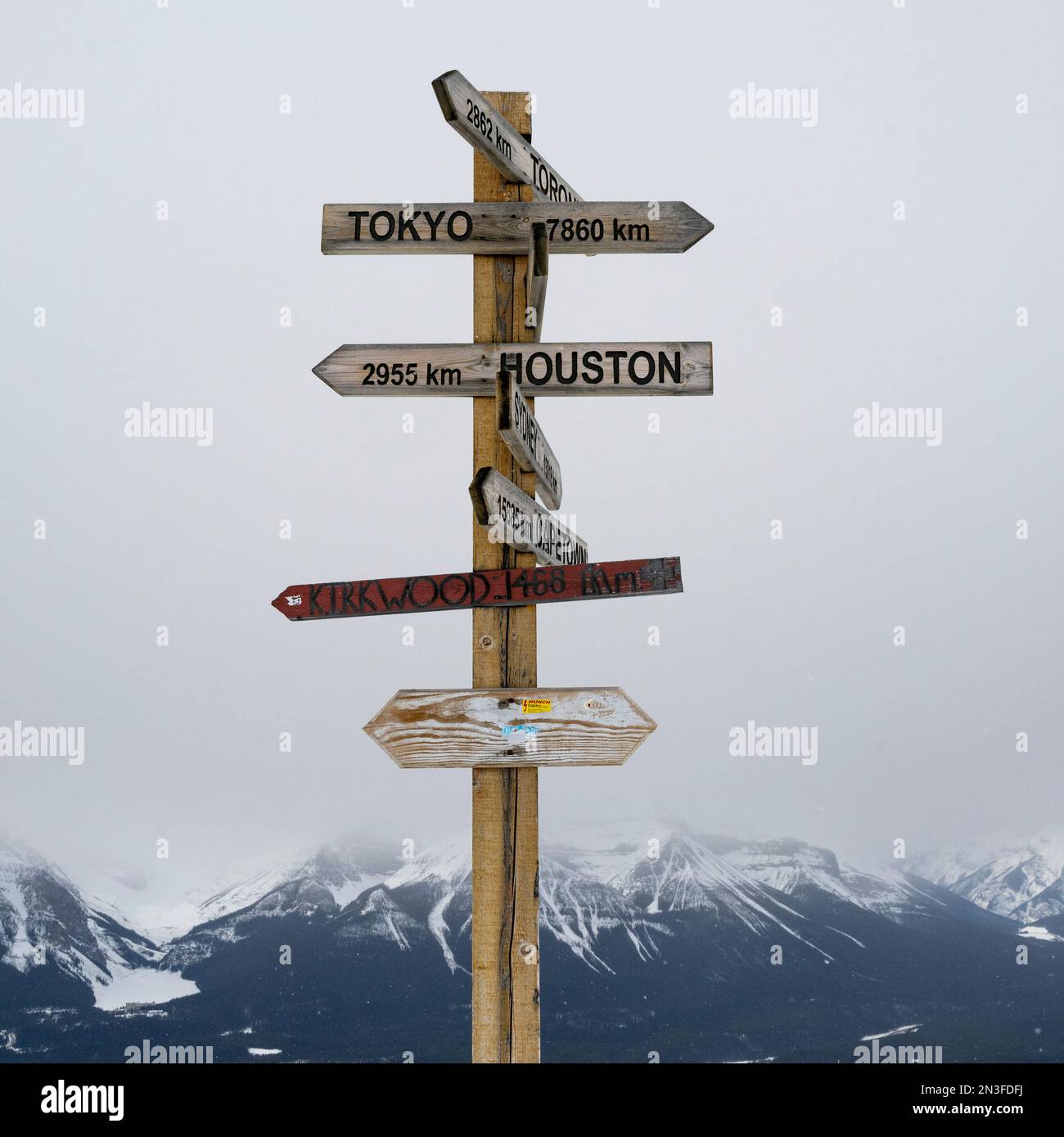Poste avec des destinations internationales dans une station de ski dans le parc national Banff, Alberta, Canada ; Improvement District No. 9, Alberta, Canada Banque D'Images