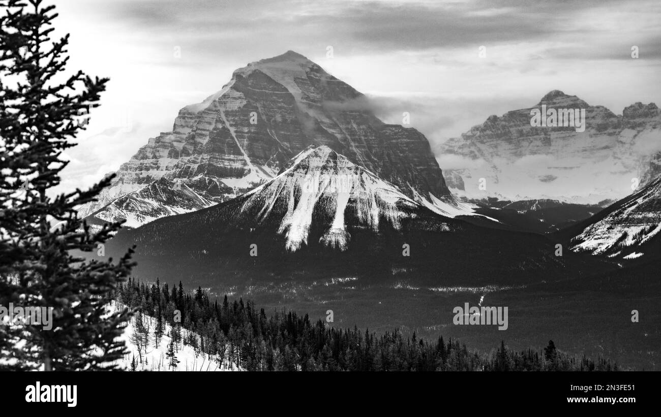 Vue sur les montagnes Rocheuses depuis une piste de ski dans une station de ski dans le parc national Banff, Alberta, Canada ; Improvement District No. 9, Alberta, Canada Banque D'Images