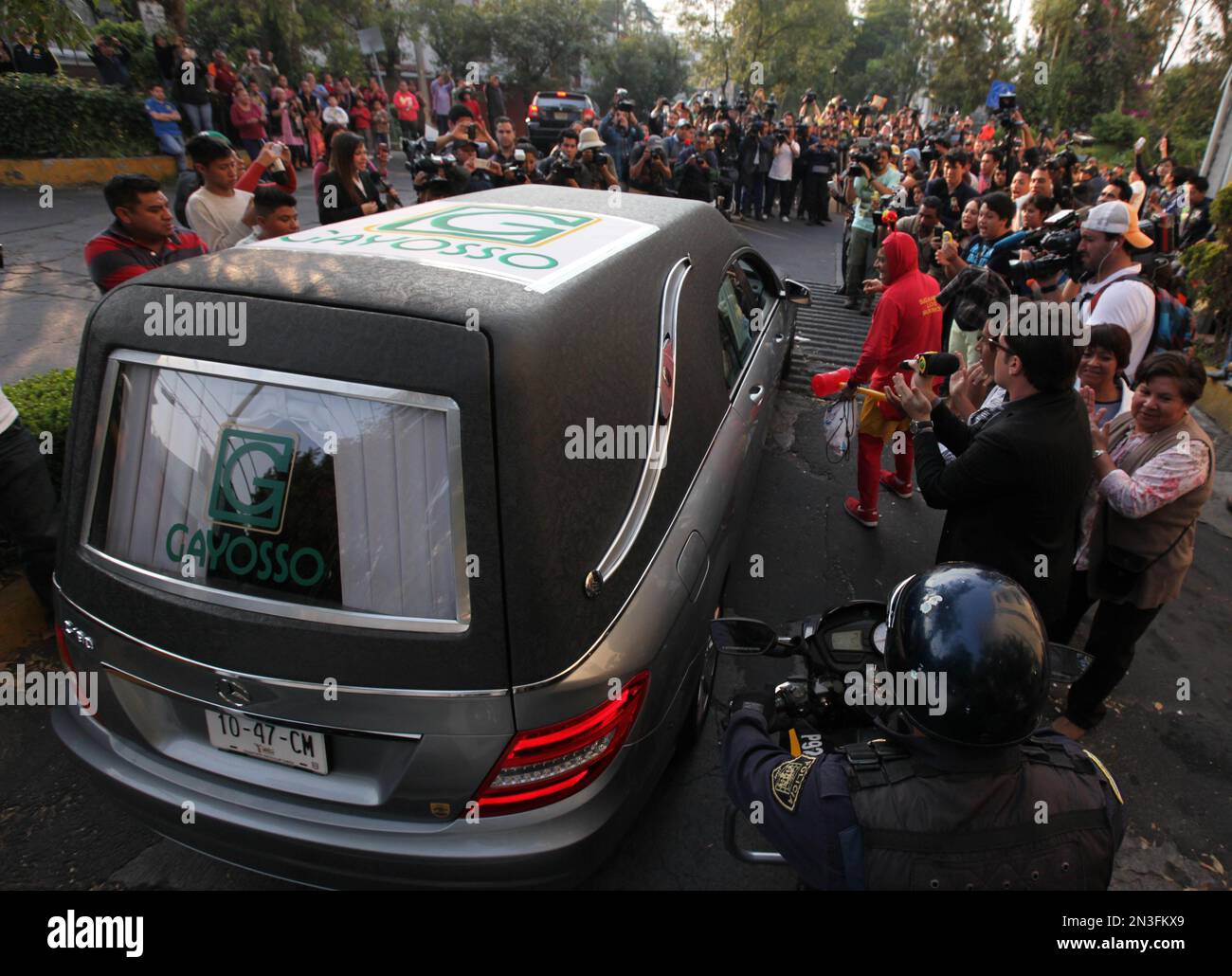 The hearse transporting the remains of Mexican comedian Roberto Gomez Bolanos, better known as Chespirito, arrives at Televisa headquarters, in Mexico City, Saturday, Nov. 29, 2014. Bolanos, the iconic Mexican comedian who wrote and played the boy television character "El Chavo del Ocho" that defined a generation for millions of Latin American children, died Friday at age 85. His employer, the Televisa television network, which is the world's largest producer of Spanish-language programs, did not give the cause of death. It said his body would be flown from his home in Cancun to Mexico City on Banque D'Images