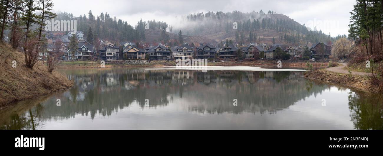 Logement dans une communauté autour de STILL Pond à Kelowna, C.-B., Canada; Kelowna, Colombie-Britannique, Canada Banque D'Images