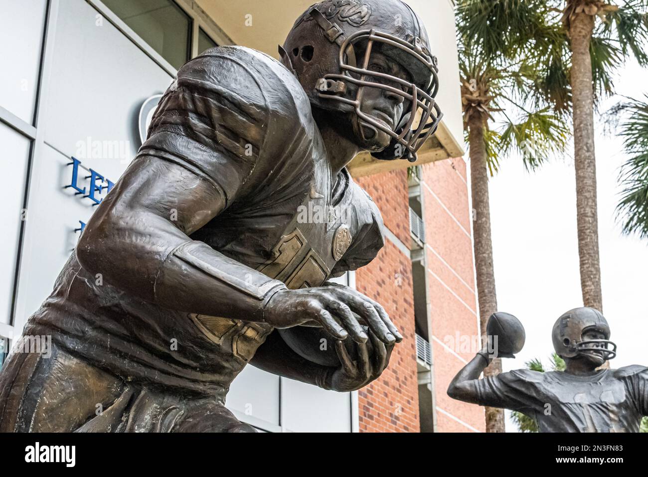 Statue de bronze Tim Tebow au stade Ben Hill Griffin sur le campus de l'Université de Floride à Gainesville, Géorgie. (ÉTATS-UNIS) Banque D'Images