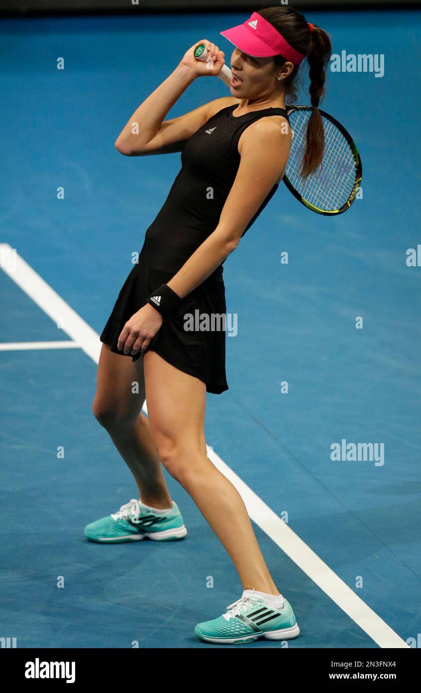 Ana Ivanovic of the Indian Aces team reacts to her losing a point during her match against Maria Sharapova of the Manila Mavericks, in the women's singles of the International Premier Tennis League at the Mall of Asia Arena at suburban Pasay city, south of Manila, Philippines Saturday, Nov.29, 2014. The IPTL introduced a new tennis format and a chance for a team championship prize of $1-million dollars. Ivanovic won over Sharapova 6-3. (AP Photo/Bullit Marquez) Banque D'Images