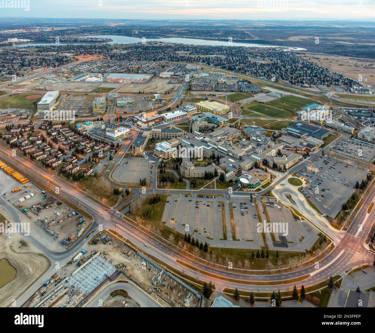 Vue aérienne en soirée d'un campus universitaire à Calgary, Alberta, Canada ; Calgary, Alberta, Canada Banque D'Images