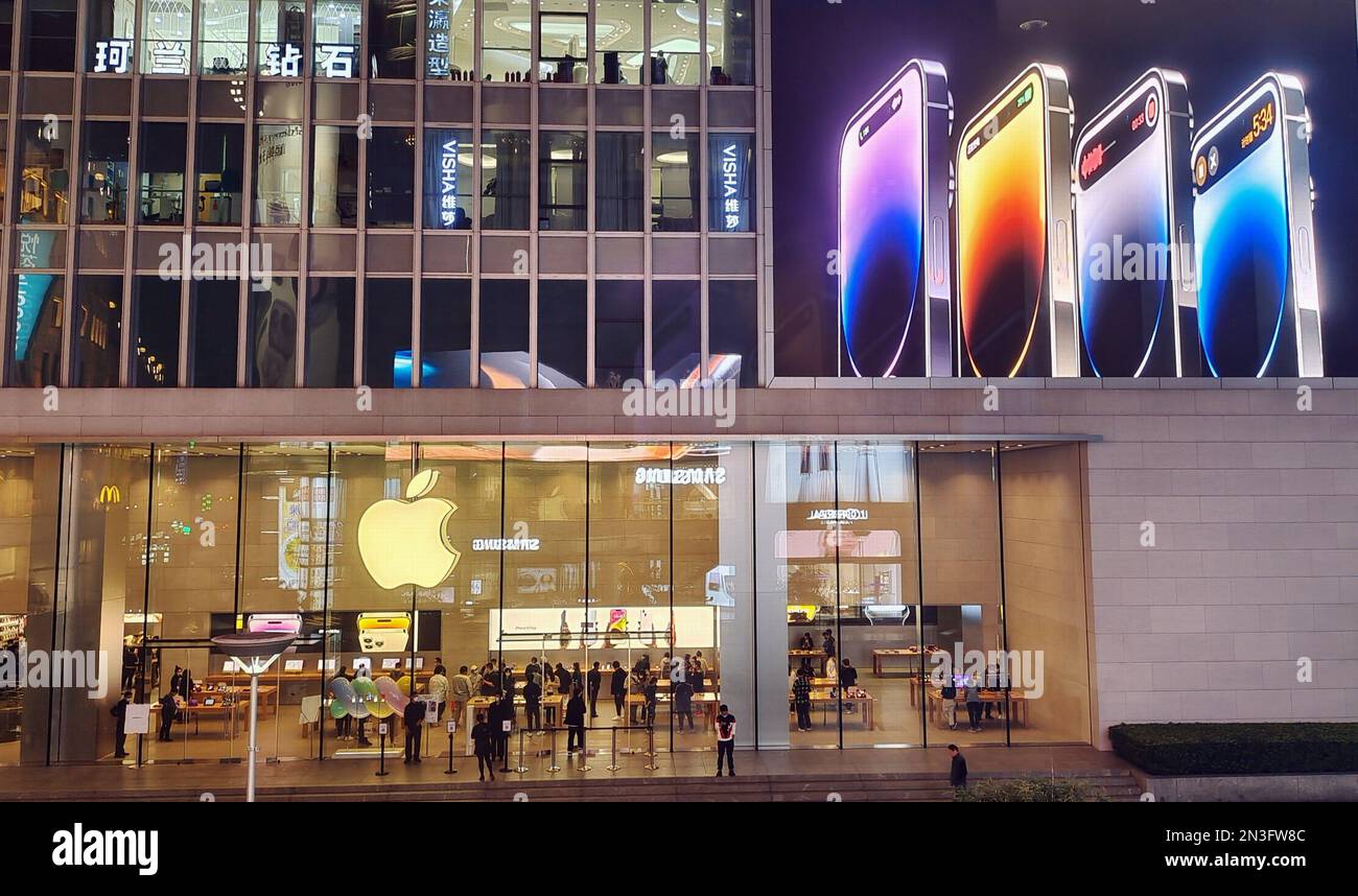 SHANGHAI, CHINE - 13 OCTOBRE 2022 - (FICHIER) les modèles iPhone 14 Pro sont promus en dehors du magasin phare d'Apple Inc à Shanghai, en Chine, au 13 octobre 2022. Banque D'Images