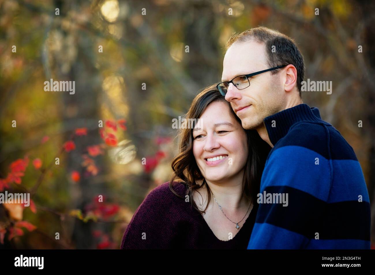 Portrait d'un couple marié mature passant du temps ensemble de qualité à l'extérieur dans un parc de la ville pendant la saison d'automne; St. Albert, Alberta, Canada Banque D'Images