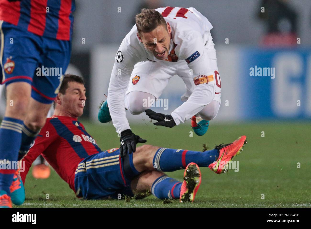 CSKA's Alan Dzagoev, bottom left, fouls Roma's Francesco Totti, center, during the Champions League Group E soccer match between CSKA Moscow and A.S. Roma at Arena Khimki stadium in Moscow, Russia, Tuesday, Nov. 25, 2014. (AP Photo/Ivan Sekretarev) Banque D'Images