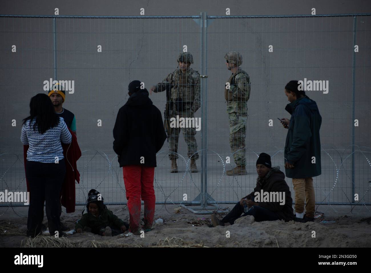 Juarez, Mexique 01-07-2023: Les migrants du Venezuela attendent devant une clôture installée par la Garde nationale du Texas. Banque D'Images
