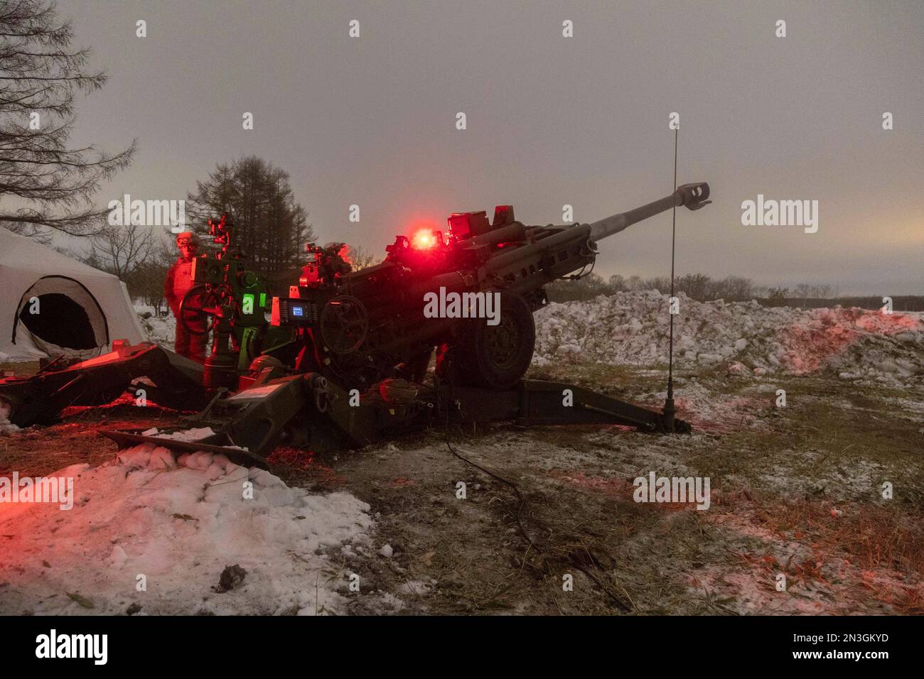 Hokkaido, Japon. 4th févr. 2023. ÉTATS-UNIS Marines avec 3D Bataillon, 12th Marines se préparent à tirer un obusier de 155 mm remorqué M777 tout en menant une formation de feu de nuit en direct pendant le programme d'entraînement de relocalisation de l'Artillerie 22,4 dans la zone de manœuvre de Yusubetsu, Hokkaido, Japon, janvier. 30, 2023. Les compétences développées à l'ARTP augmentent la compétence et la préparation de la seule unité d'artillerie déployée en permanence dans le corps des Marines, leur permettant de fournir des feux indirects de précision. Crédit : États-Unis Marines/ZUMA Press Wire Service/ZUMAPRESS.com/Alamy Live News Banque D'Images