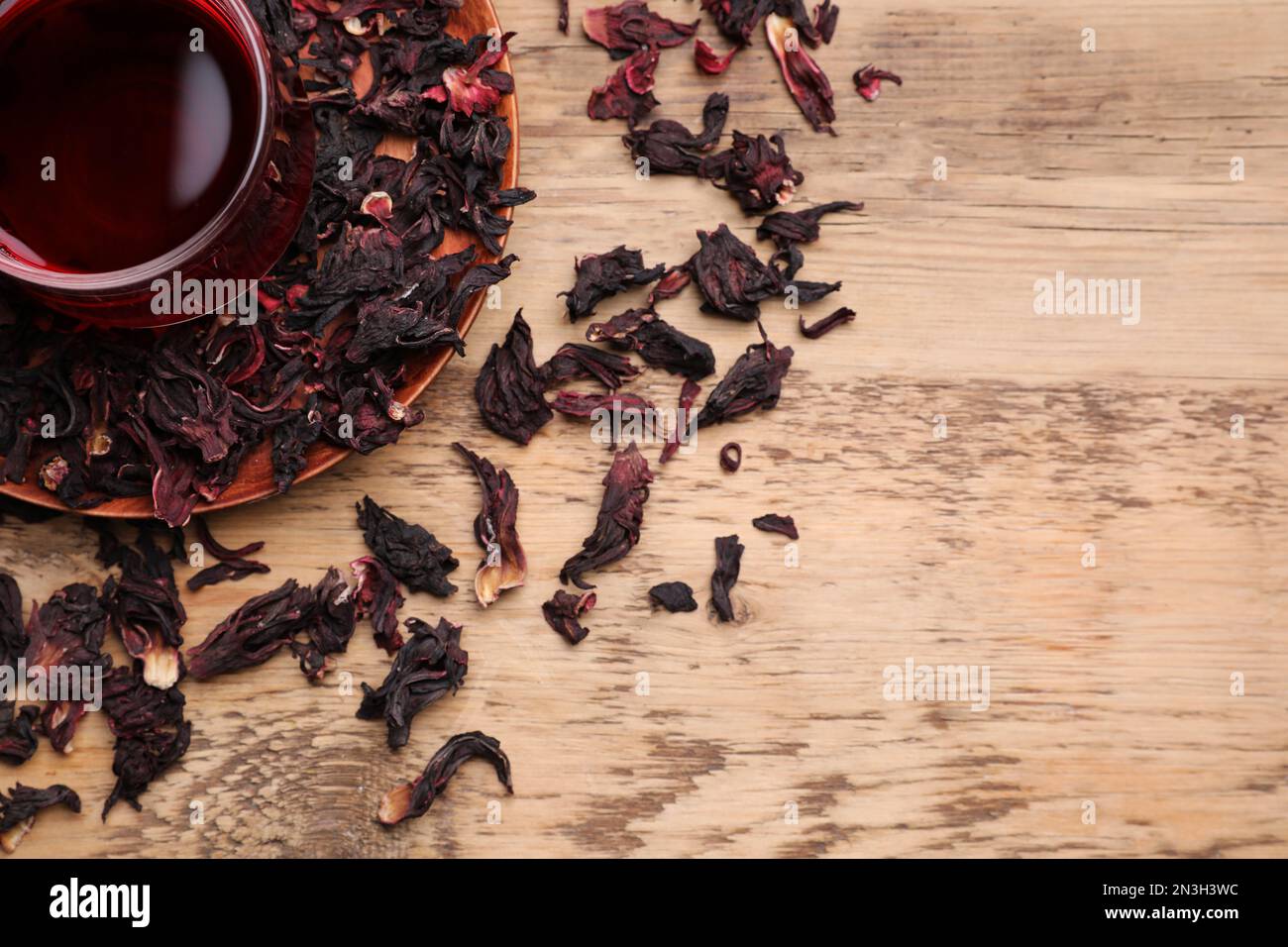 Thé Hibiscus frais sur une table en bois, plat. Espace pour le texte Banque D'Images