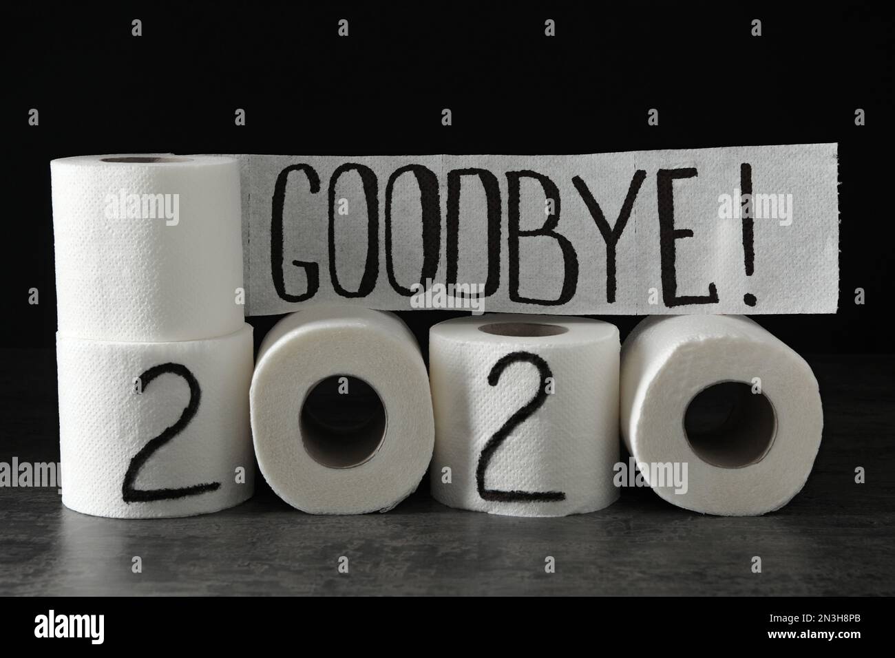 Texte Au revoir 2020 fait avec papier toilette sur fond gris pierre Banque D'Images