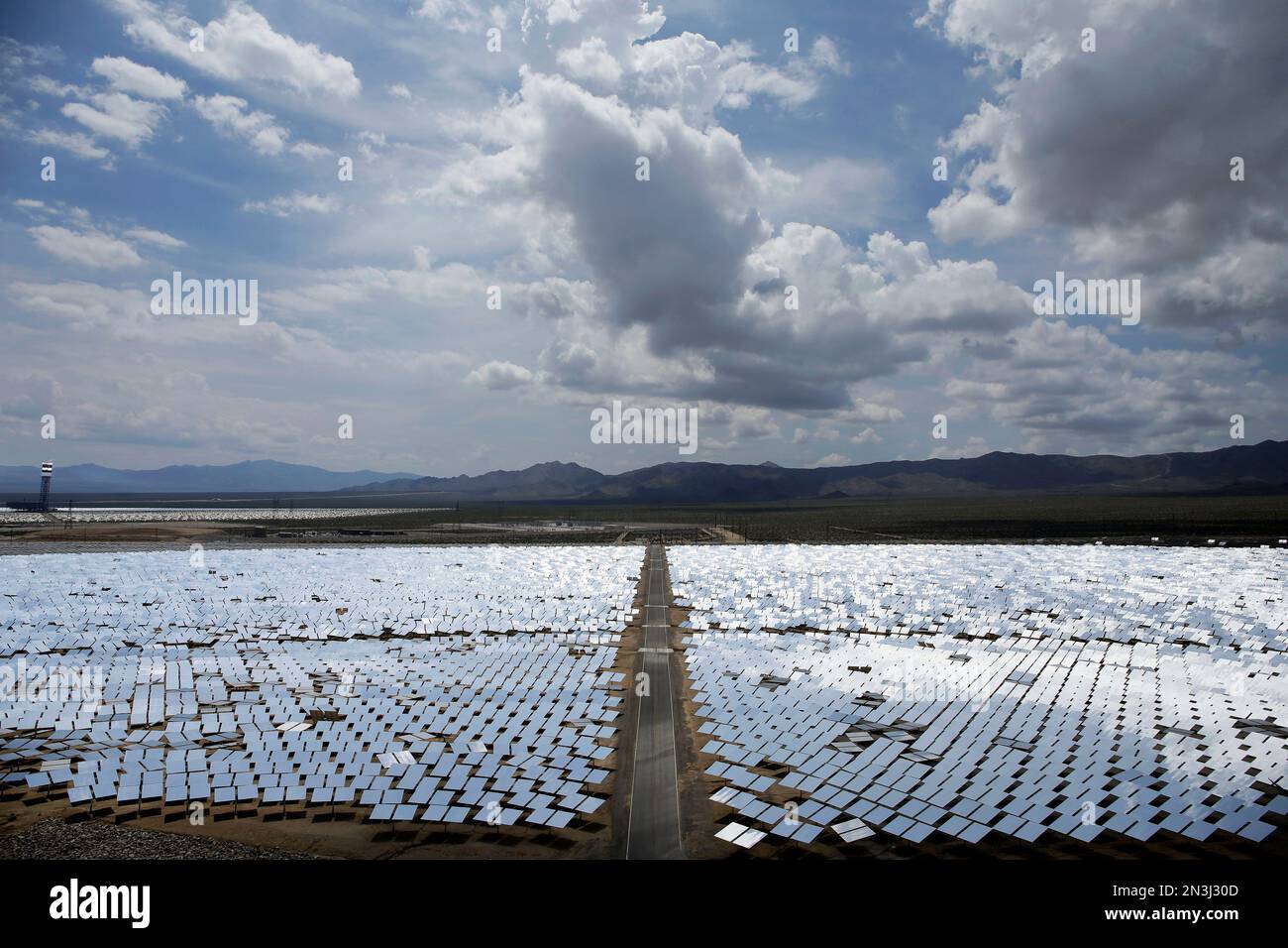 FILE - This Aug. 13, 2014 photo shows an array of mirrors at the Ivanpah Solar Electric Generating site in Primm, Nev. The largest solar power plant of its type in the world, promoted as a turning point in green energy, isn’t producing the expected energy and one of the reasons is as basic as it gets: The sun isn’t shining as often as expected. (AP Photo/John Locher, File) Banque D'Images