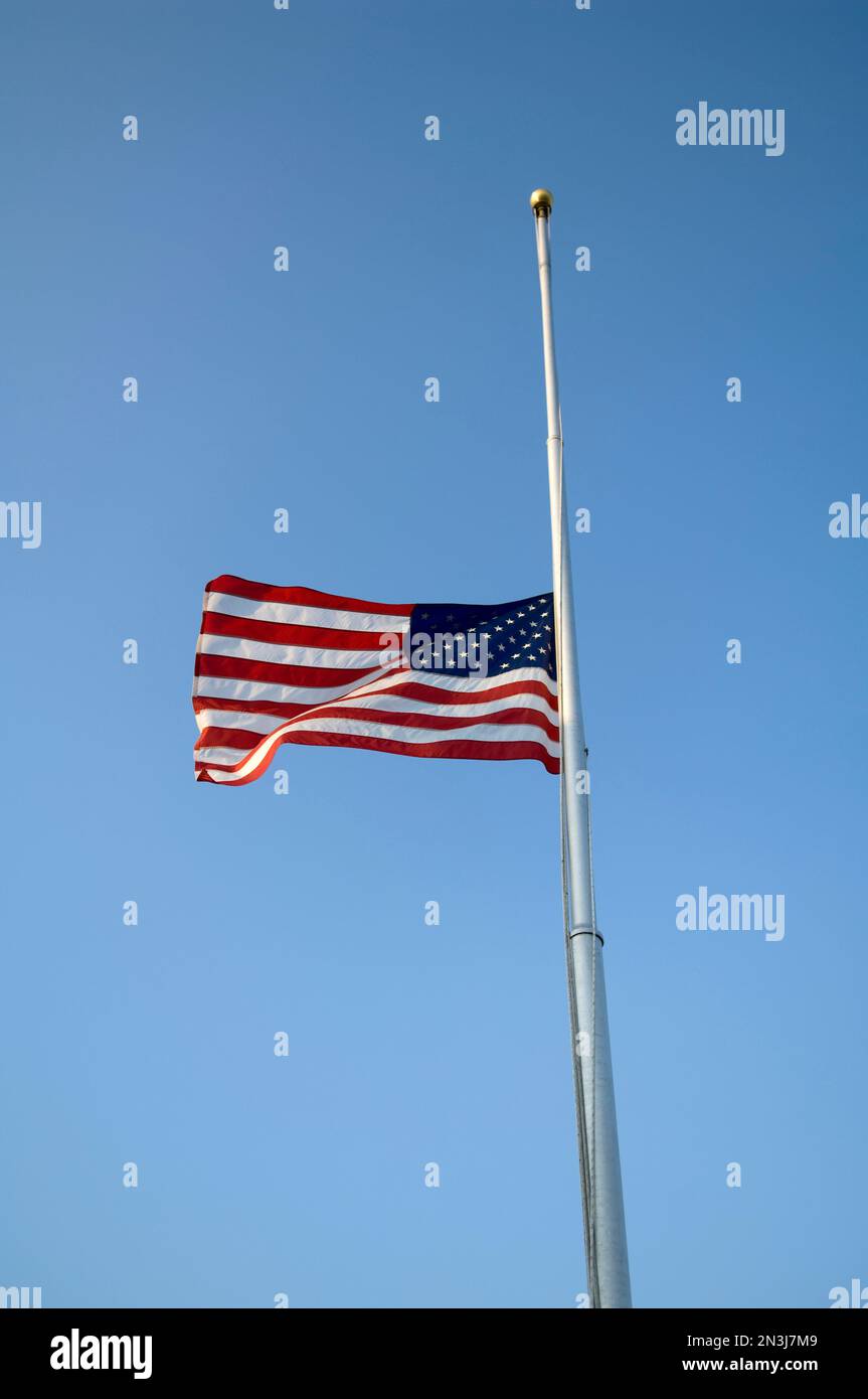 Le drapeau américain à la demi-équipe dans un ciel bleu en raison de la tragédie de Virginia Tech en 2007; Gênes, Wisconsin, États-Unis d'Amérique Banque D'Images