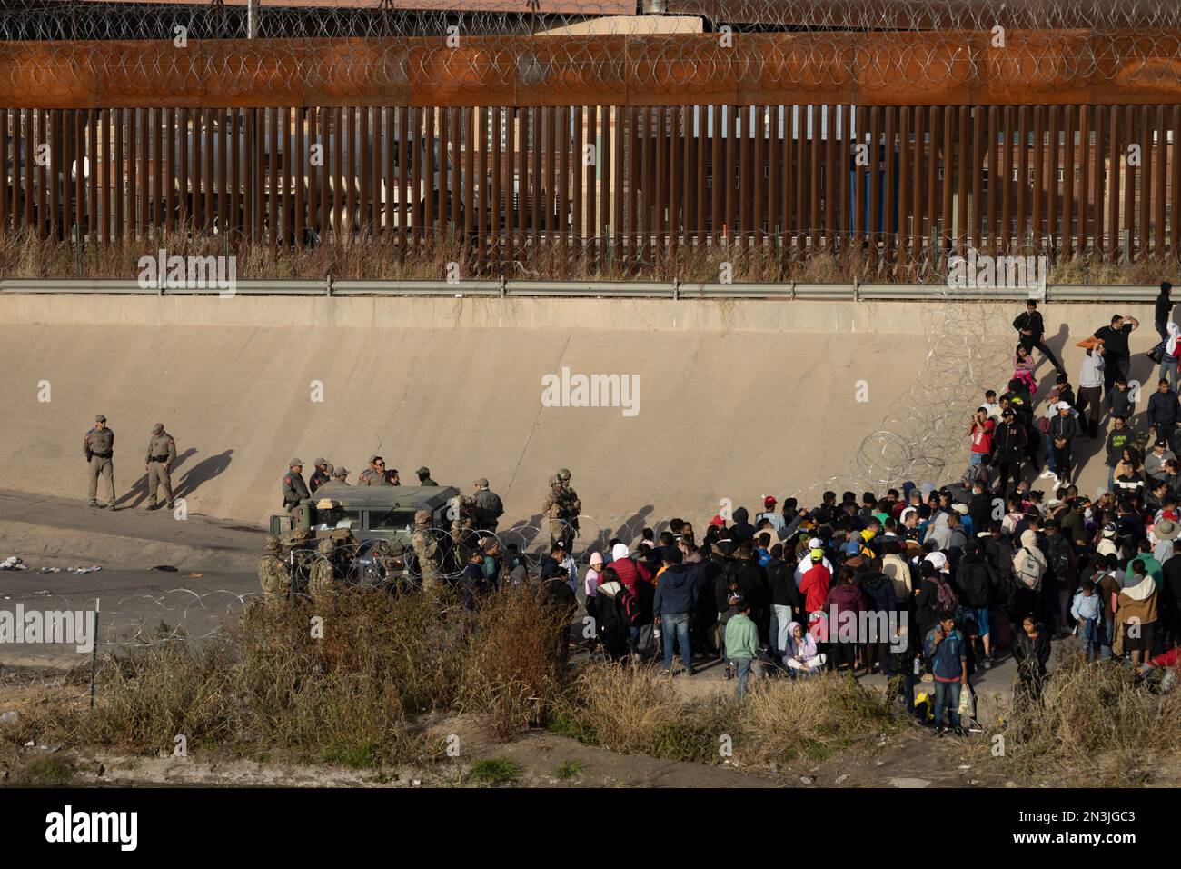 Des milliers de migrants d'Amérique latine attendent à la frontière sud des États-Unis pour la fin du titre 42, le gouverneur du Texas a ordonné la Na du Texas Banque D'Images