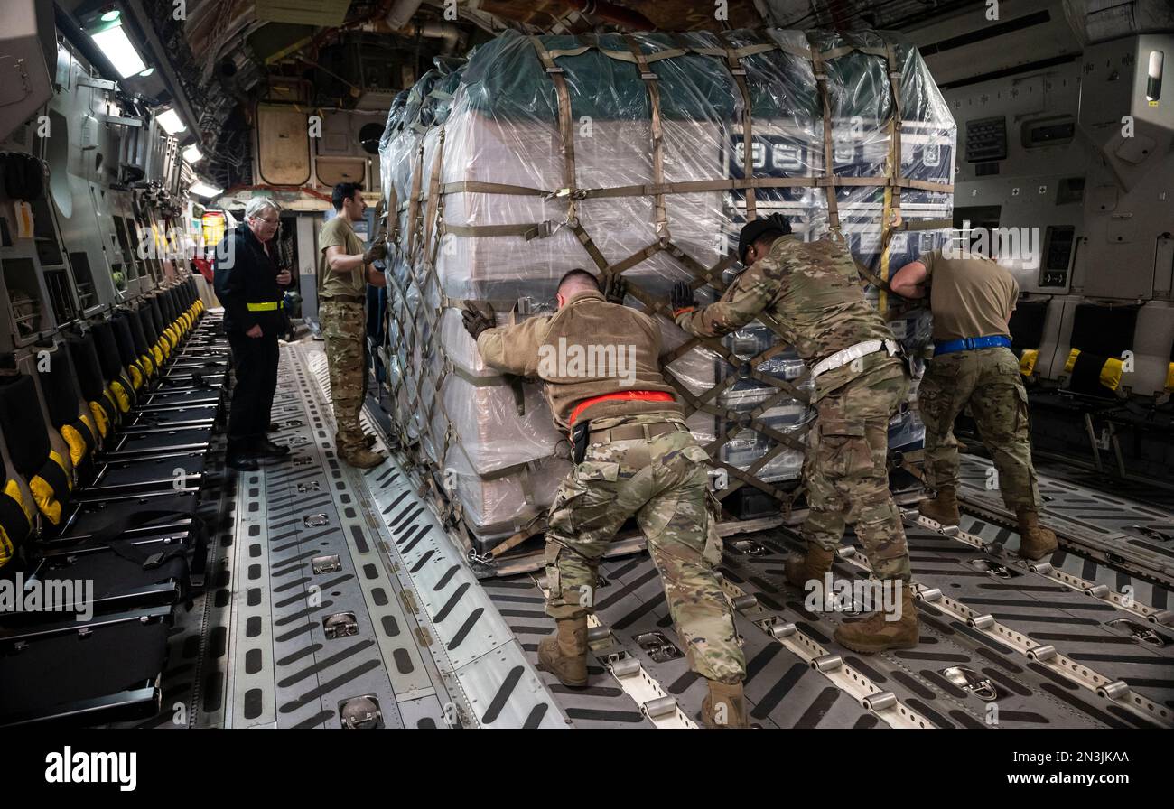 Dover, États-Unis. 07th févr. 2023. Des aviateurs de la Force aérienne des États-Unis du 436th Aerial Port Squadron chargent une palette de fournitures d'urgence dans un avion cargo C-17 Globemaster III à la base aérienne de Douvres, à 7 février 2023, à Douvres, au Delaware. États-Unis L'Agence pour le développement international mobilise une aide humanitaire d'urgence pour faire face à la destruction massive suite au tremblement de terre de 7,8 en Turquie. Crédit : SSTGT. Marco Gomez/US Air Force photo/Alamy Live News Banque D'Images