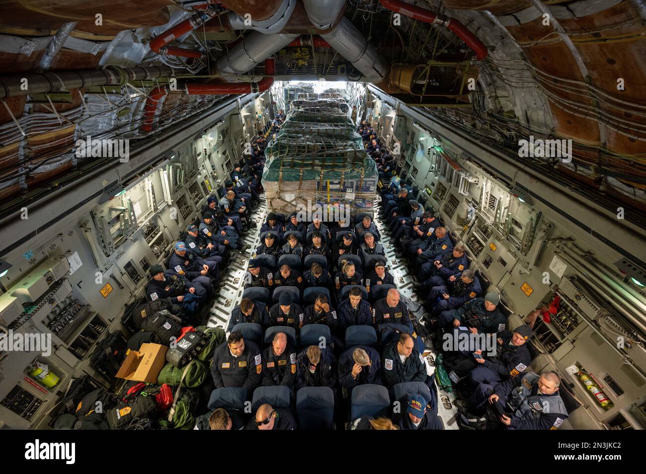 Dover, États-Unis. 07th févr. 2023. Des membres civils de l'équipe d'intervention en cas de catastrophe de Fairfax s'assoient à l'intérieur d'un avion cargo C-17 Globemaster III de la Force aérienne des États-Unis pour se préparer au départ de la base aérienne de Douvres, à 7 février 2023, à Douvres, au Delaware. États-Unis L'Agence pour le développement international mobilise une aide humanitaire d'urgence pour faire face à la destruction massive suite au tremblement de terre de 7,8 en Turquie. Credit: SRA Faith Barron/US Air Force photo/Alay Live News Banque D'Images