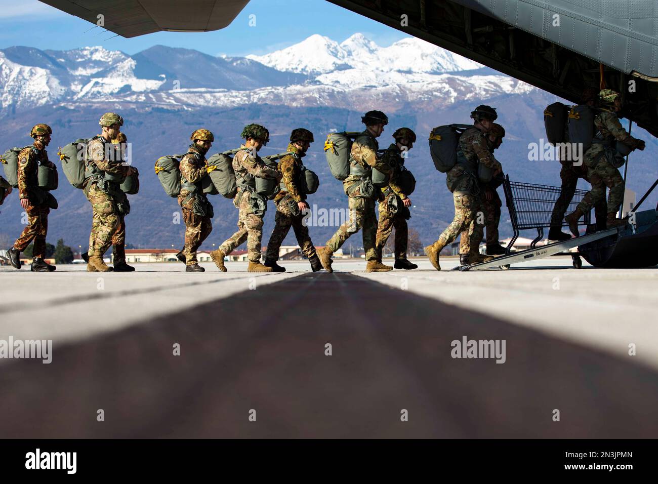 Base aérienne d'Aviano, Italie. 26th janvier 2023. ÉTATS-UNIS L'armée et les parachutistes italiens embarquèrent à bord d'un Hercules C-130 de la Force aérienne à la base aérienne d'Aviano, en Italie, le mois de janvier. 26, 2023. La Brigade aéroportée de 173rd est la U.S. Force d'intervention d'urgence de l'armée en Europe, capable de projeter des forces prêtes n'importe où aux États-Unis Domaines de responsabilité des commandements européens, africains ou centraux. ( Crédit : États-Unis Armée/ZUMA Press Wire Service/ZUMAPRESS.com/Alamy Live News Banque D'Images