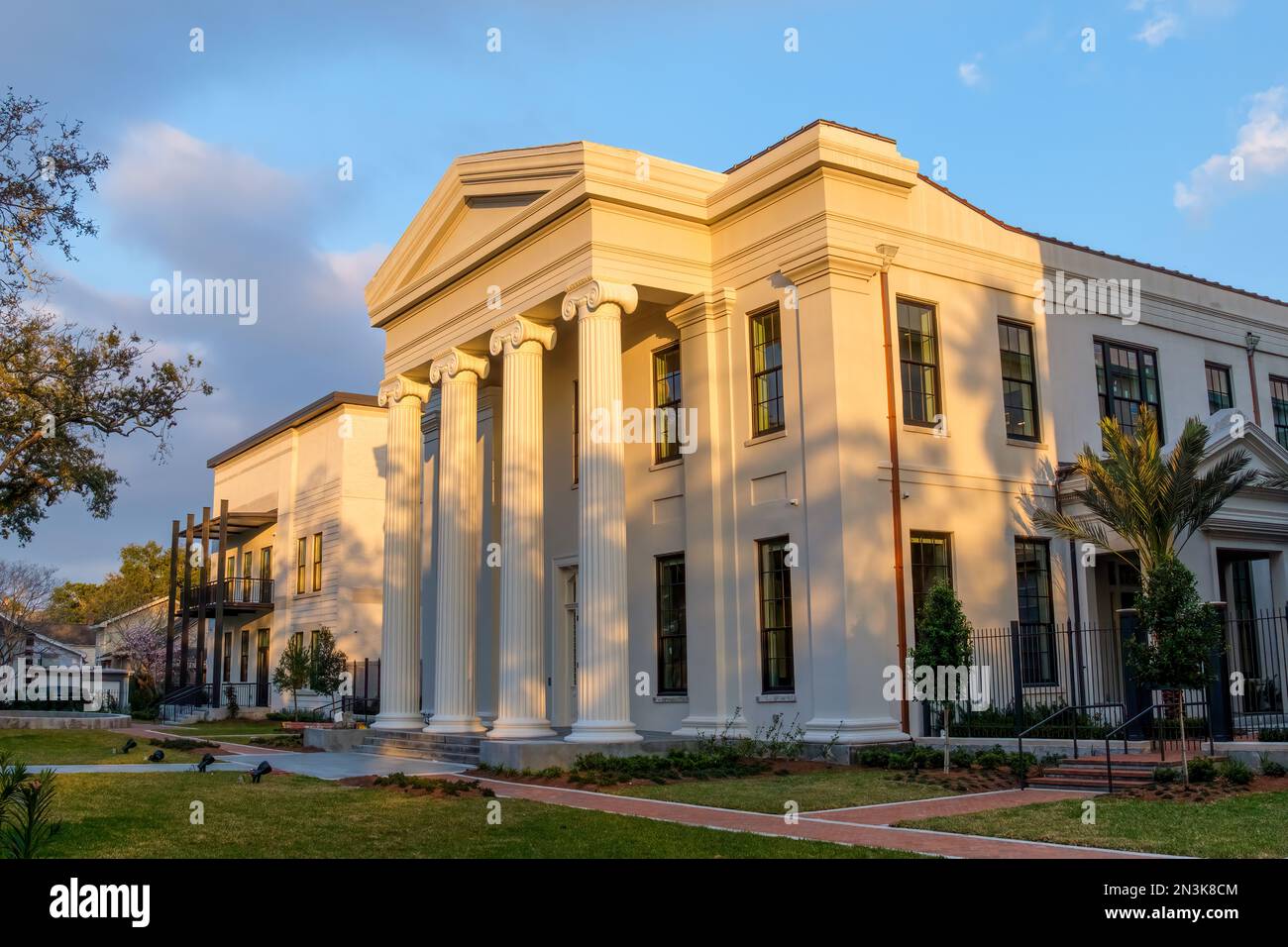 NOUVELLE-ORLÉANS, LA, États-Unis - 30 JANVIER 2023 : bâtiment historique rénové et nouveau bâtiment sur le campus du centre de vie assisté de Carrollton Banque D'Images