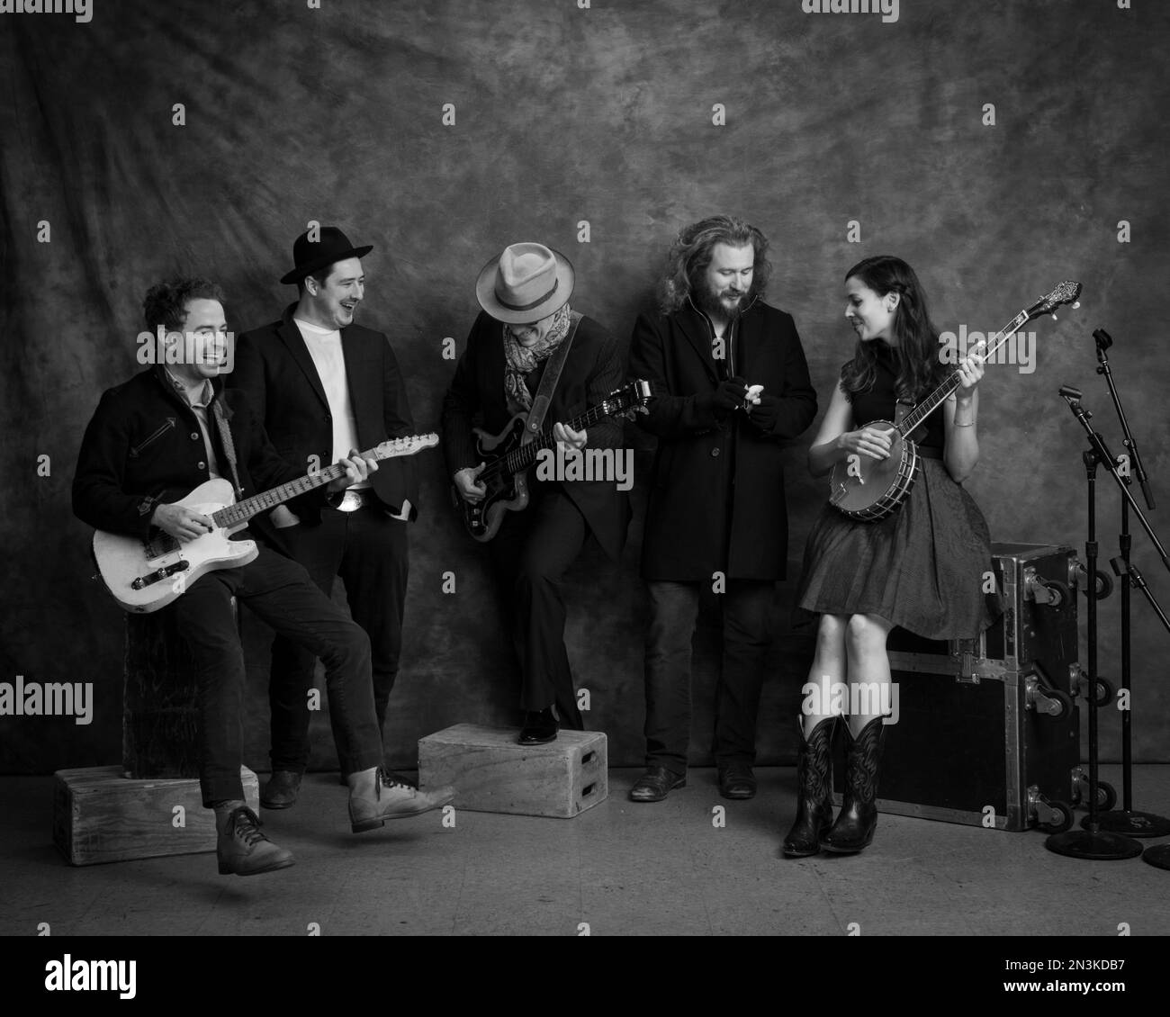 Taylor Goldsmith, Marcus Mumford, Elvis Costello, Jim James and Rhiannon Giddens (L to R)- pose for a portrait in promotion of "Lost on the River: The New Basement Tapes," an album produced by T Bone Burnett and created by the musicians using lyrics written by Bob Dylan for the legendary "basement tapes" recordings, on Sunday, Nov. 9, 2014 in New York. (Photo by Drew Gurian/Invision/AP) Banque D'Images