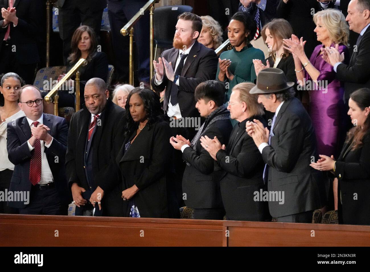 RowVaughn Wells, third from left, mother of Tyre Nichols, who died after being beaten by Memphis police officers, and her husband Rodney Wells, second from left, are recognized by President Joe Biden as he delivers the State of the Union address to a joint session of Congress, at the Capitol in Washington, Tuesday, Feb. 7, 2023. (AP Photo/Patrick Semansky) Banque D'Images