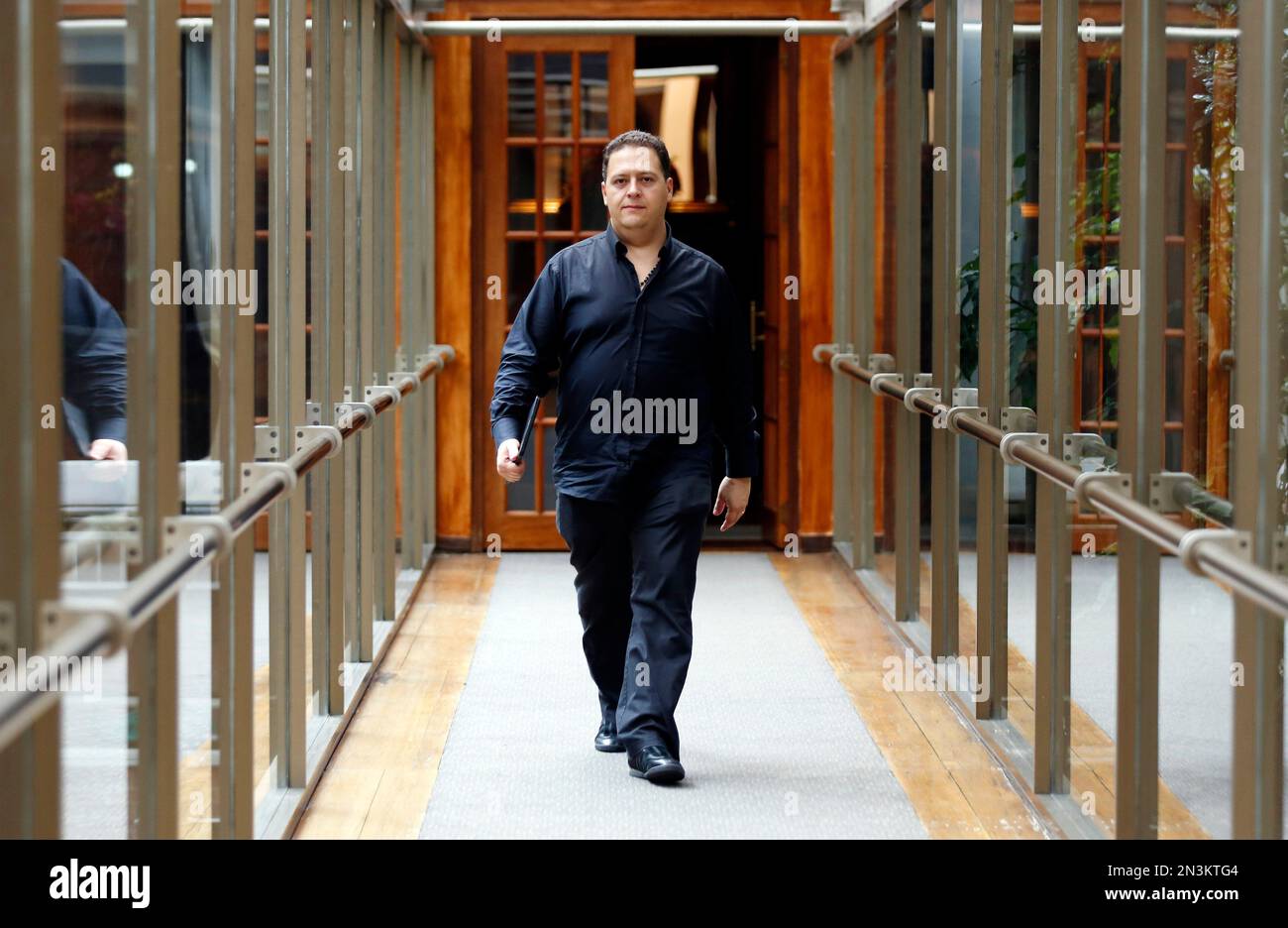 Juan Pablo Escobar, the son of Colombia's late drug lord Pablo Escobar, arrives for an interview in Bogota, Colombia, Friday, Nov. 7, 2014. Escobar, who legally changed his name to Sebastian Marroquin and moved to Argentina in 1994 with his mother Maria Valeria Henao after his father was killed, is in Colombia to launch his book: Pablo Escobar My Father. (AP Photo/Fernando Vergara) Banque D'Images