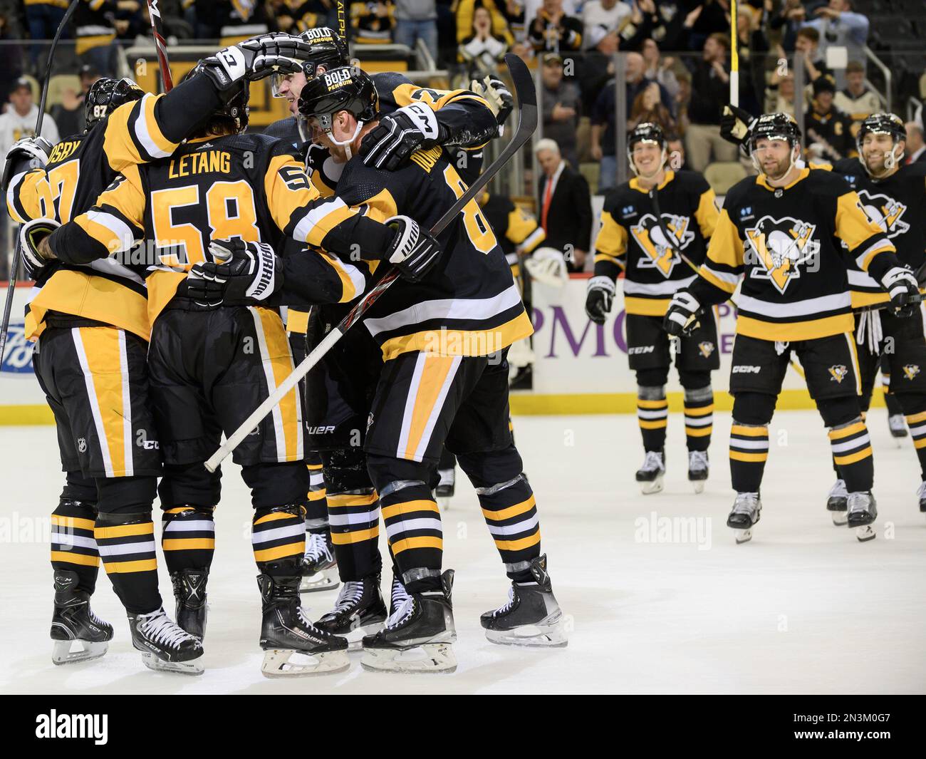 Pittsburgh, États-Unis. 07th févr. 2023. Les Penguins de Pittsburgh essaient le défenseur des Penguins de Pittsburgh Kris Letang (58) après son objectif d'heures supplémentaires donnant aux pingouins la victoire de 2-1 à la PPG Paints Arena de Pittsburgh mardi, 7 février 2023. Photo par Archie Carpenter/UPI crédit: UPI/Alay Live News Banque D'Images