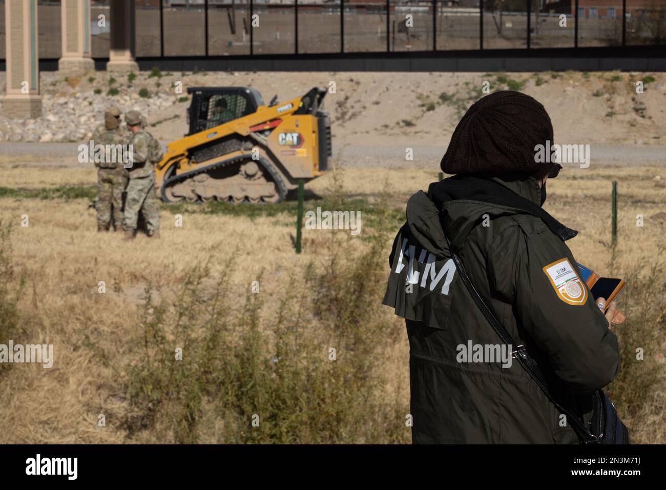 Juarez, Mexique, 07-01-2023: Des agents de l'Institut national des migrations surveillent le Rio Grande pour décourager les migrants de traverser la frontière Banque D'Images