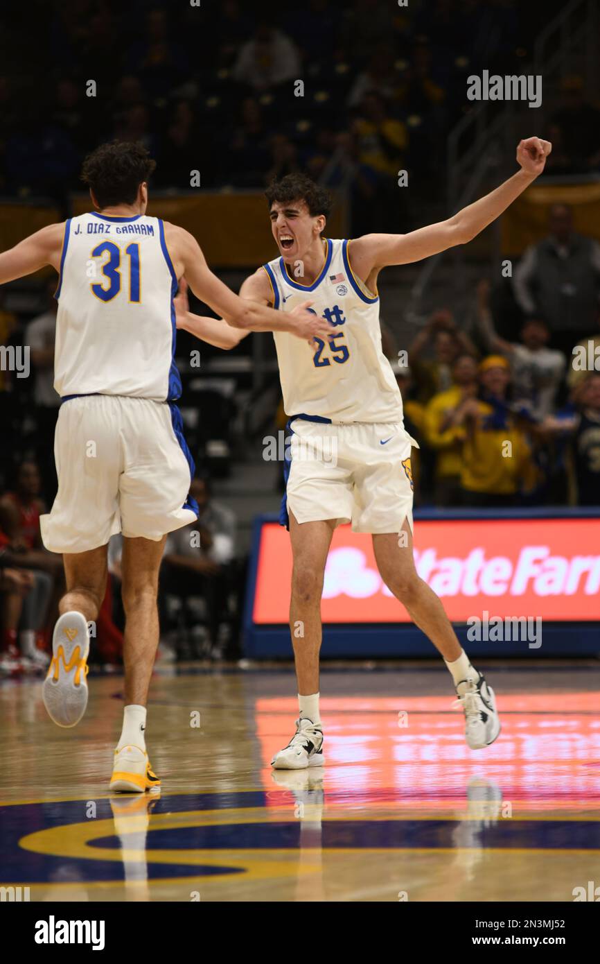 Pittsburgh, Pennsylvanie, États-Unis. 7th févr. 2023. 7 février 2023 Pittsburgh Panthers avant Guillermo Diaz Graham (25) réagit à une pièce avec le Pittsburgh Panthers avant Jorge Diaz Graham (31) pendant le match de basketball collégial entre les Cardinals de Louisville et les Panthers de Pittsburgh au centre d'événements de Petersen à Pittsburgh, PA. (Credit image: © Jake Mysliwczyk/BMR via ZUMA Press Wire) USAGE ÉDITORIAL SEULEMENT! Non destiné À un usage commercial ! Banque D'Images