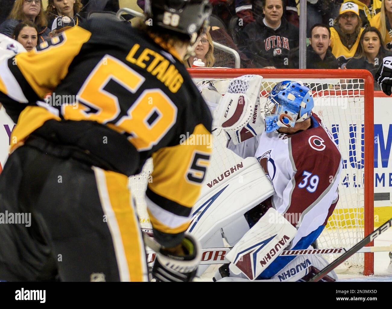 Pittsburgh, États-Unis. 07th févr. 2023. Le défenseur des Penguins de Pittsburgh, Kris Letang (58), a remporté un score sur le gardien de but de l'Avalanche du Colorado, Pavel Francouz (39), en heures supplémentaires, donnant aux pingouins la victoire de 2-1 à la PPG Paints Arena de Pittsburgh, mardi, 7 février 2023. Photo par Archie Carpenter/UPI crédit: UPI/Alay Live News Banque D'Images