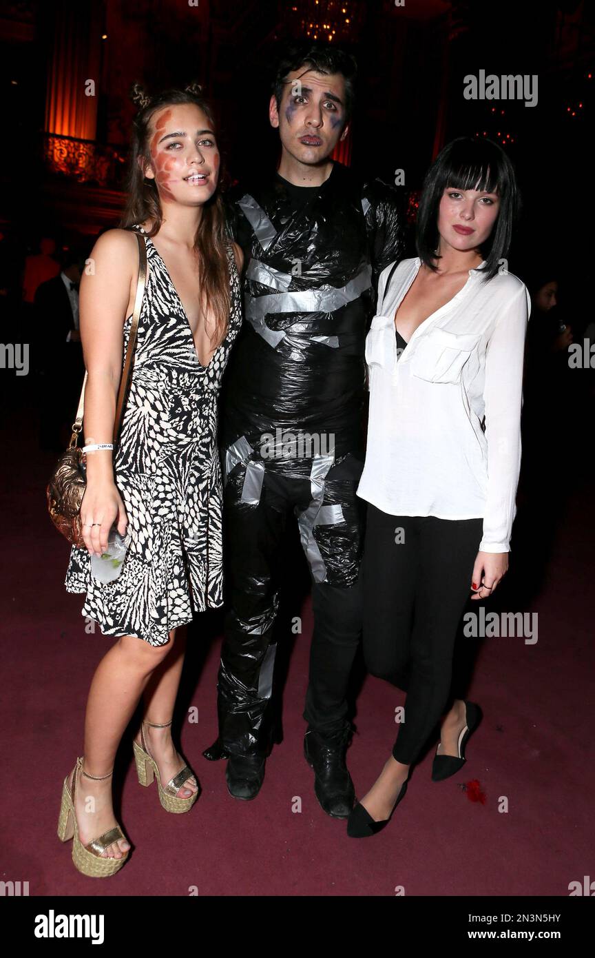 Nick Simmons, center, and guests attend Treats! Halloween with Absolut Elyx in partnership with Utsinger Entertainment at the Los Angeles Theatre on Friday October 31, 2014 in Los Angeles, Calif. (Photo by Alexandra Wyman/Invision for Treats Magazine/AP Images) Banque D'Images