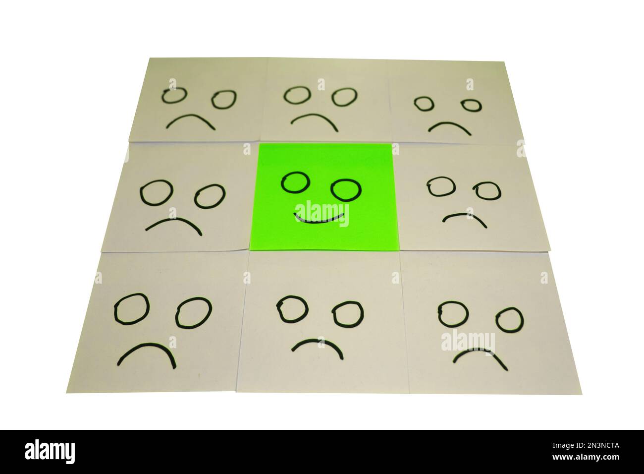 Attitude positive et concept heureux. Main a dessiné Un visage sourire et une émotion triste sur l'arrière-plan Sticky Note. Banque D'Images