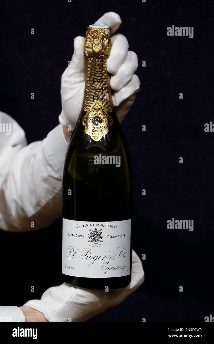 A rare bottle of Pol Roger 1914 Champagne is displayed before it is auctioned at Bonhams auction house in London, Friday, Oct. 24, 2014. The Champagne was auctioned to raise money for the Imperial War Museum Foundation, it was sold for a hammer price of 4,800 pounds, a premium price of 5,640 pounds ($9,046) (7,154 euro). (AP Photo/Kirsty Wigglesworth) Banque D'Images