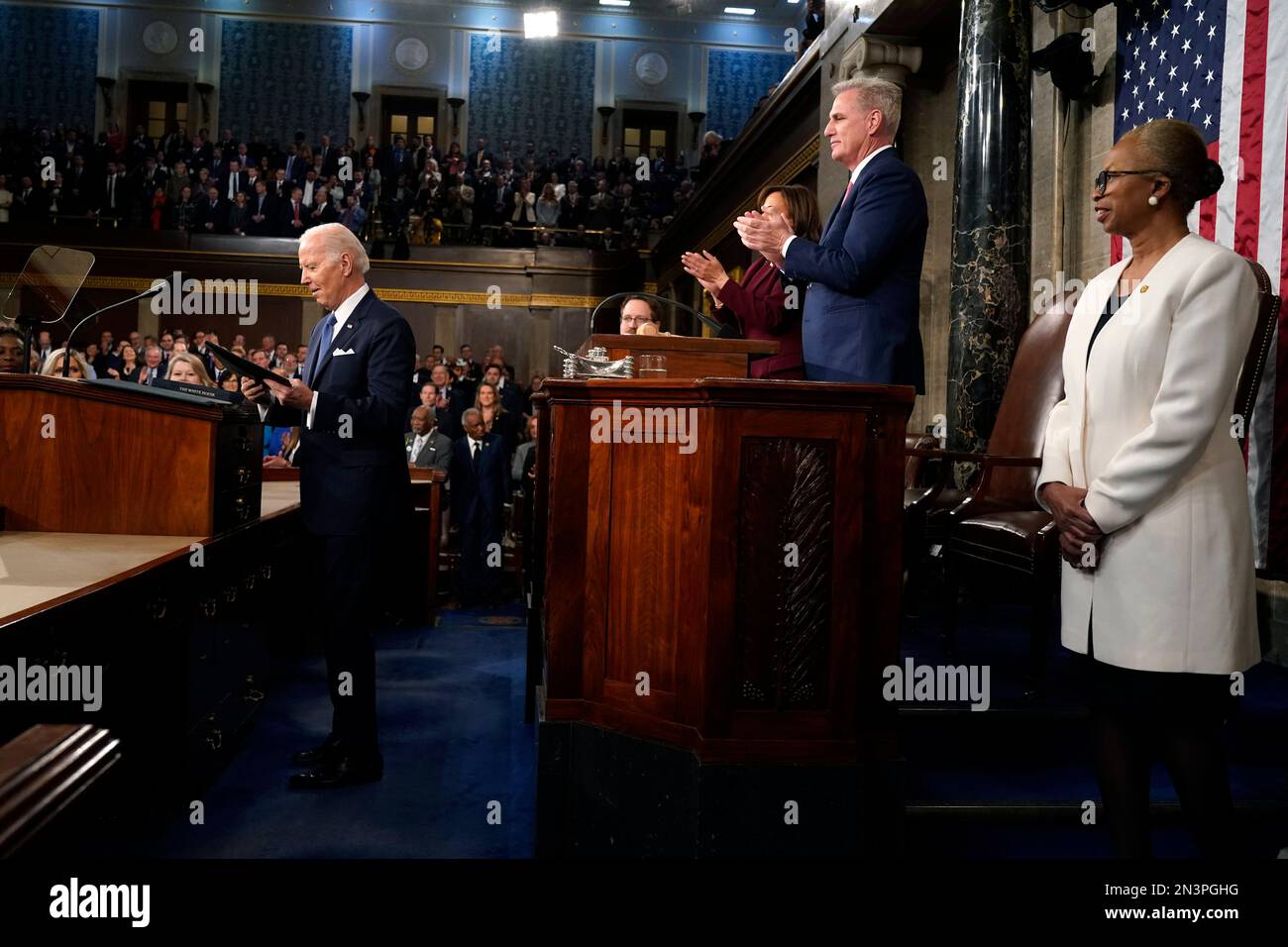 Le président Joe Biden se prépare à prononcer le discours sur l'état de l'Union lors d'une session conjointe du Congrès au Capitole, le mardi 7 février 2023, à Washington, En tant que vice-président Kamala Harris, le président de la Chambre Kevin McCarthy de Californie et le greffier de la Chambre des représentants Cheryl Johnson regardent. Crédit : Jacqueline Martin/Pool via CNP/MediaPunch Banque D'Images