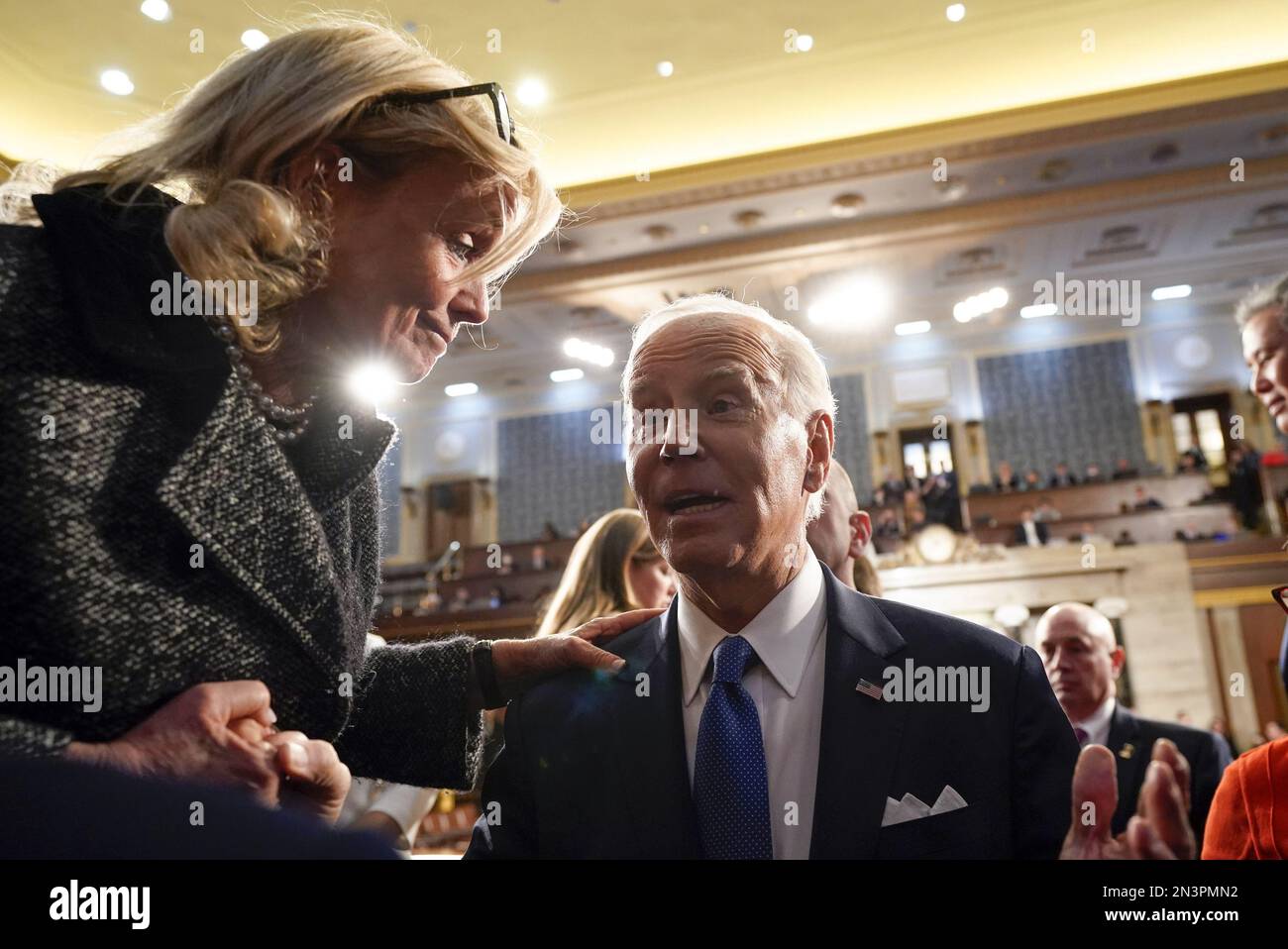 Washington, États-Unis. 07th févr. 2023. Le président Joe Biden s'entretient avec la Représentante Debbie Dingell, D-Michl., après l'allocution de l'État de l'Union à une session conjointe du Congrès au Capitole, mardi, 7 février 2023, à Washington, DC. Photo de piscine par Jacquelyn Martin/UPI crédit: UPI/Alay Live News Banque D'Images