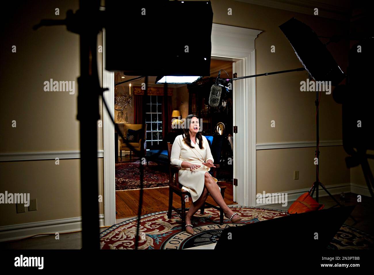 Little Rock, Arkansas, États-Unis. 7th févr. 2023. Sarah Huckabee Sanders, gouverneur de l'Arkansas, s'exprime dans le cadre de la réponse républicaine à l'allocution du président Biden sur l'état de l'Union à Little Rock, Arkansas, États-Unis, le mardi 7 février. 2023. Biden a promis ce soir de ne pas laisser les États-Unis faire défaut sur leur dette, en appelant le Congrès à augmenter le plafond de la dette et en dérissant les républicains qui cherchent à tirer parti de l'impasse pour forcer les réductions de dépenses. Credit: Al Drago/Pool via CNP/dpa/Alay Live News Banque D'Images