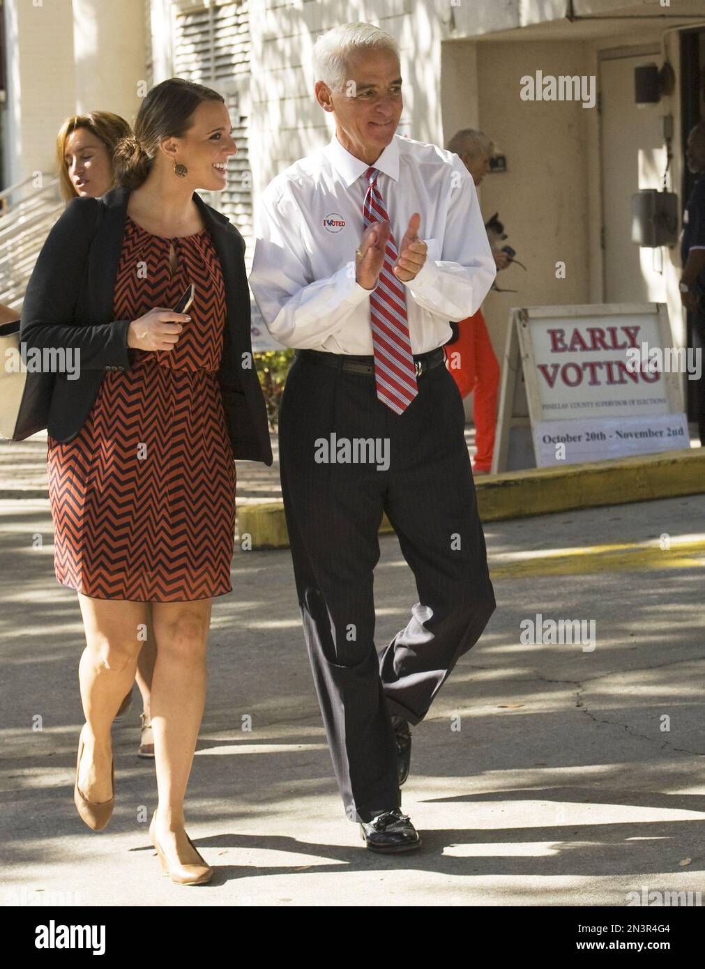 Democratic gubernatorial candidate Charlie Crist, right, walks with an aide after casting his vote on Florida's first day of early voting for next month's general election, Monday, Oct. 20, 2014, in St.Petersburg, Fla. (AP Photo/Steve Nesius) Banque D'Images