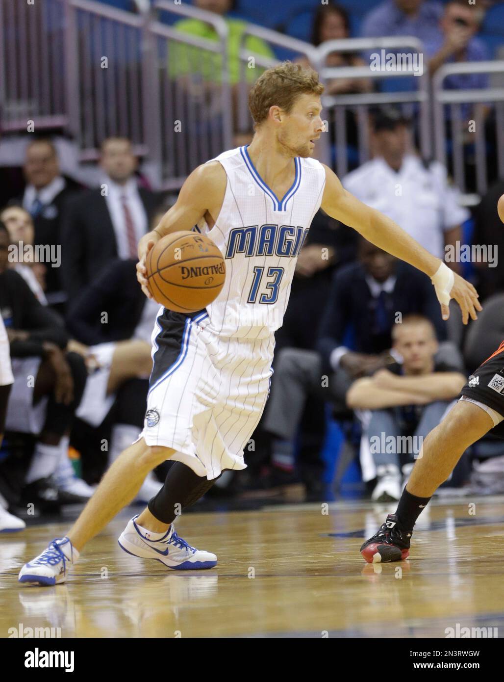 Orlando Magic's Luke Ridnour (13) moves the ball during the first half of an NBA preseason exhibition basketball game against Flamengo Brazil in Orlando, Fla., Wednesday, Oct. 15, 2014. (AP Photo/John Raoux) Banque D'Images