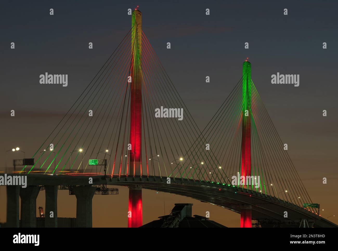 Nouveau pont Gerald Desmond, vers l'ouest, montré au crépuscule. Banque D'Images