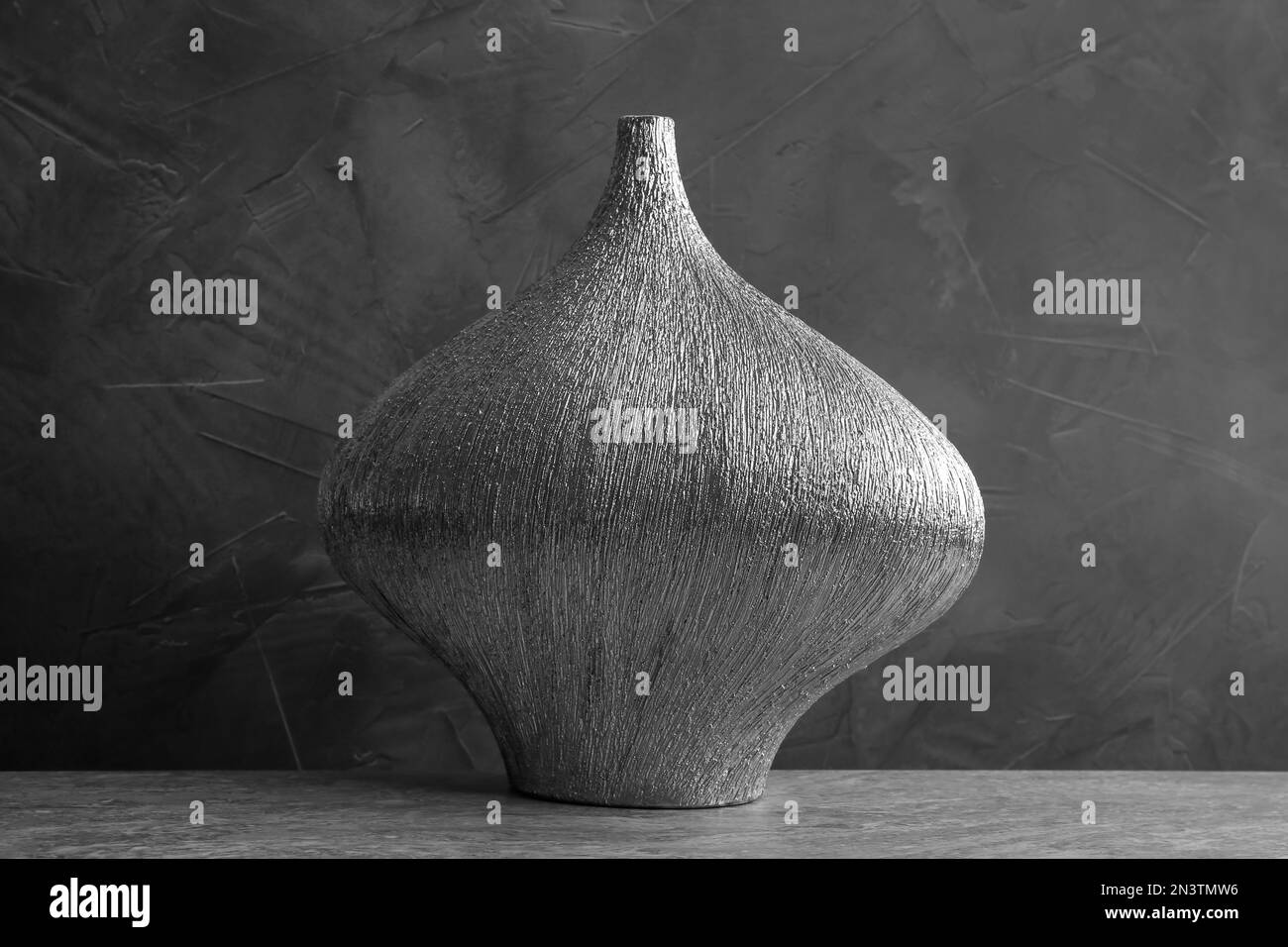 Élégant vase en céramique argenté sur table grise Banque D'Images