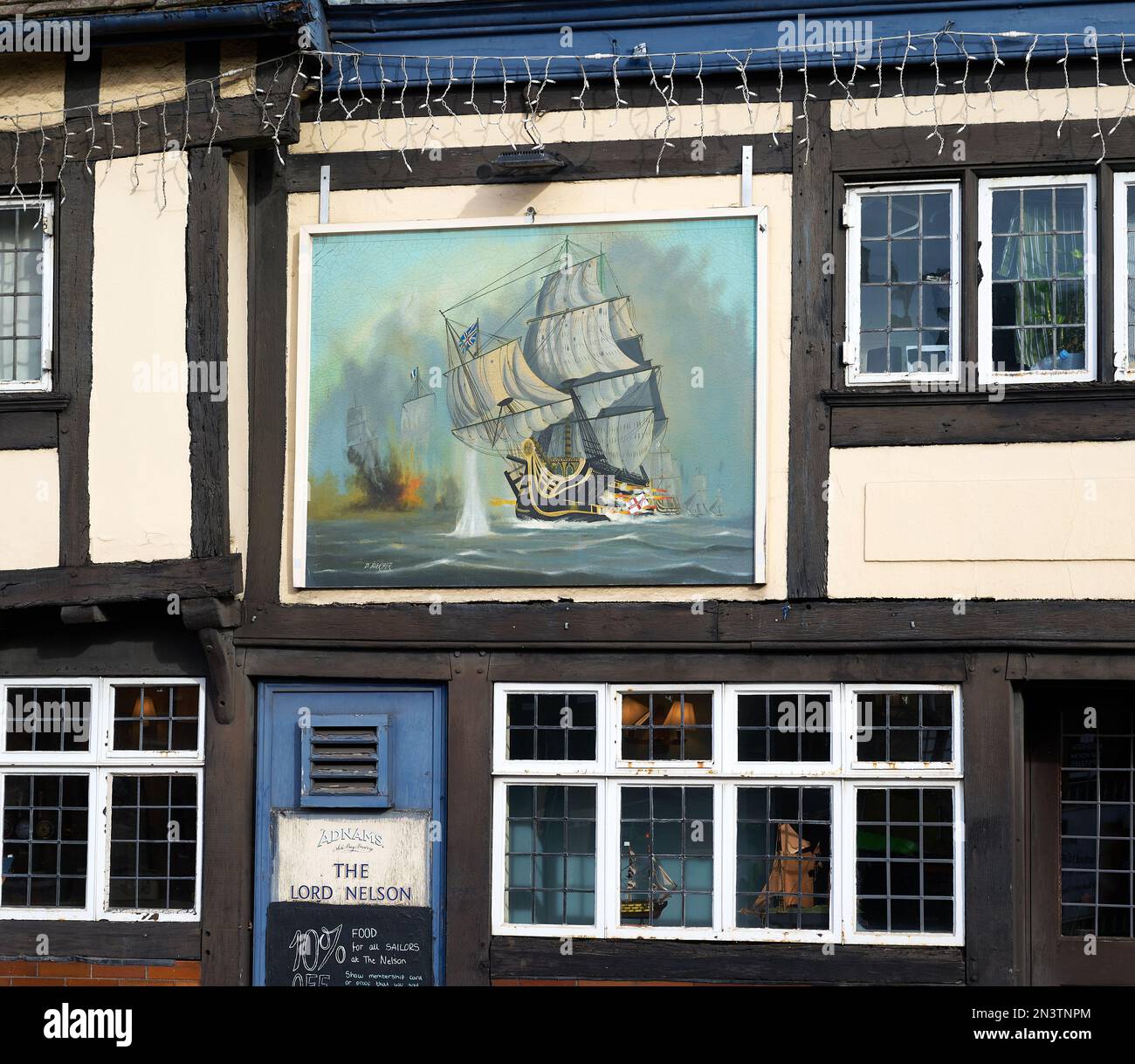 Le pub Lord Nelson à Ipswich avec un tableau de la victoire de HMS comme panneau de pub Banque D'Images