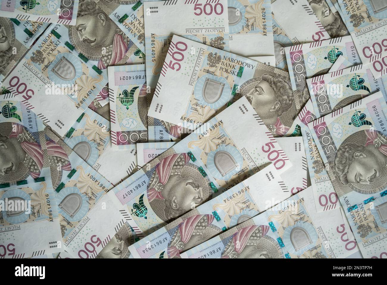 500 billets de banque polonais. PLN zł ou złoty, la monnaie officielle de la Pologne. Cinq cents billets de złotych, des billets de papier contre. Banque D'Images