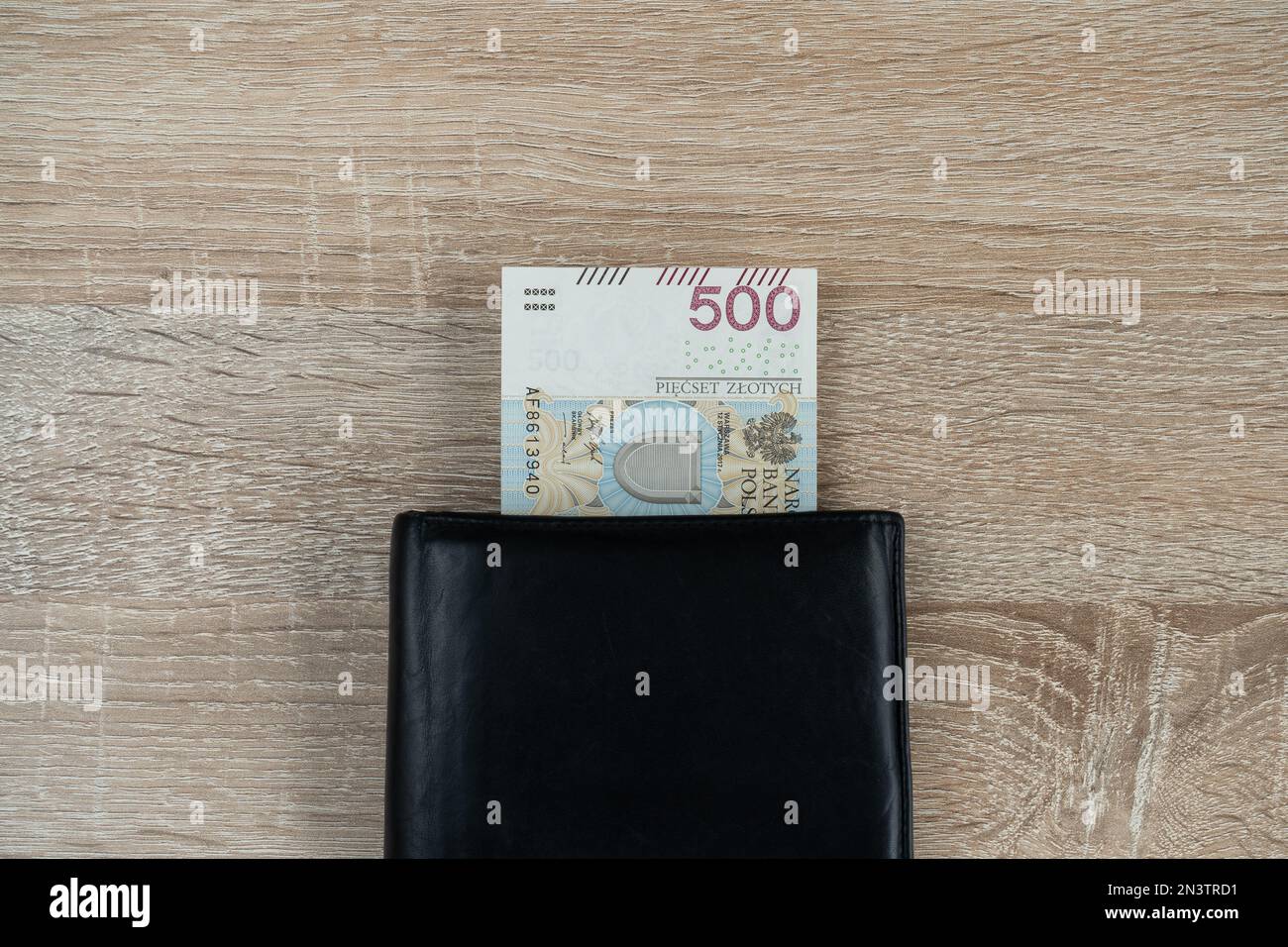 500 billet de loterie polonais dans un portefeuille. PLN zł, złoty Money, monnaie officielle de la Pologne. Cinq cents złotych note, papier de loi. Programme Family 500+. Banque D'Images