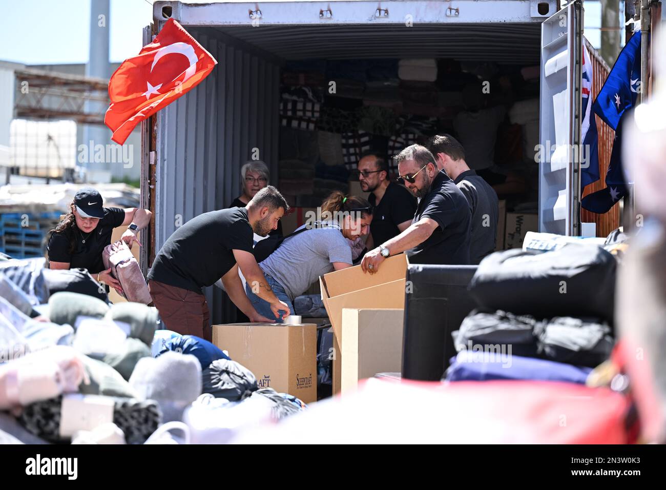 Les gens travaillent pour emballer des fournitures destinées à la Turquie à l'extérieur du Sultan Butcher à Campbellfield, Melbourne, mercredi, 8 février 2023. Necmi Kul, propriétaire du Sultan Butcher à Campbellfield, et son épouse Necmiye ont mis en place un conteneur d'expédition derrière leur magasin pour recueillir des fournitures pour les survivants du tremblement de terre en Turquie. (AAP image/James Ross) PAS D'ARCHIVAGE ** USAGE STRICTEMENT ÉDITORIAL SEULEMENT ** Banque D'Images