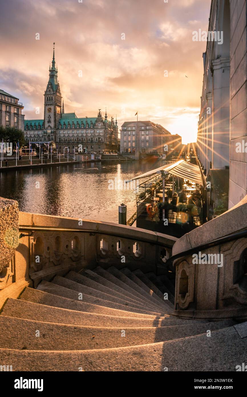 Vue sur le lac intérieur d'Alster dans la soirée, longue exposition avec vue sur l'hôtel de ville au coucher du soleil de Hambourg, Allemagne Banque D'Images