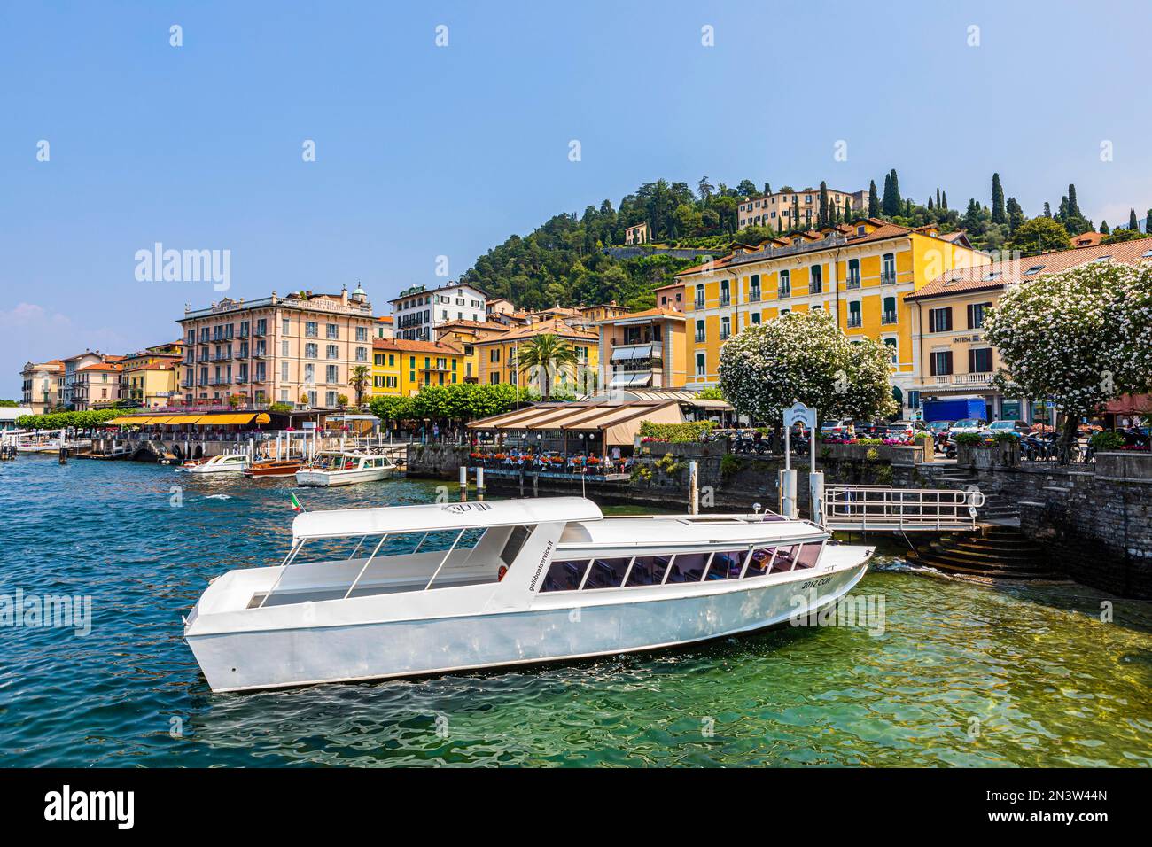 Ferry ancré en face de la promenade du Bellagio sur le lac de Côme, Bellagio, Lombardie, Italie Banque D'Images Ferry ancré en face de la promenade du Bellagio sur le lac de Côme, Bellagio, Lombardie, Italie Banque D'Images