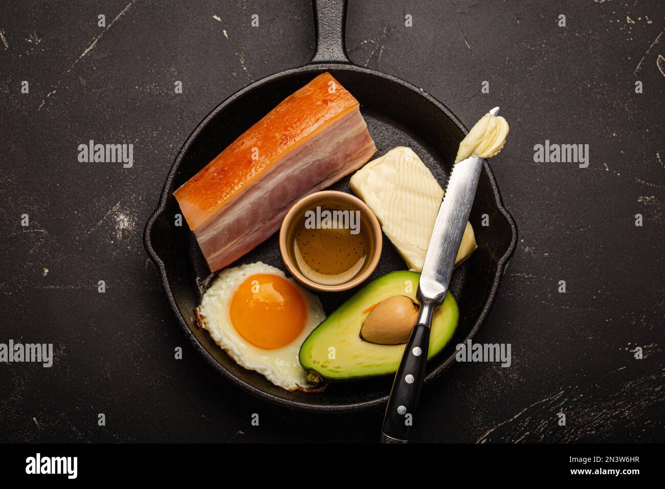 Plats principaux de keto comme le beurre, l'huile d'olive, l'oeuf frit