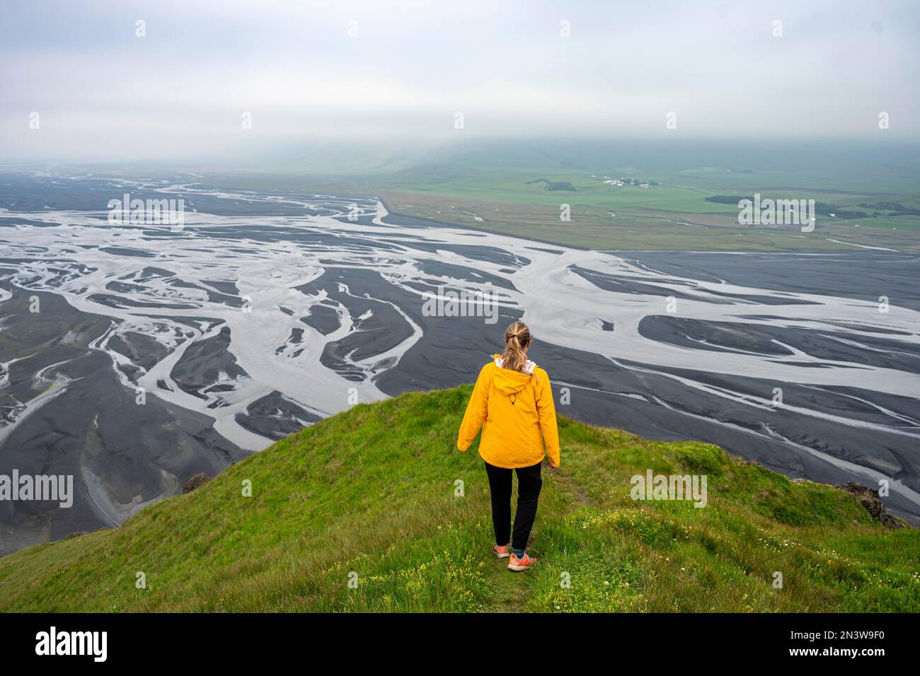 Randonnée sur une colline, vue sur les terres alluviales, méandres de rivière, Dimonarhellir, Suourland, Islande Banque D'Images