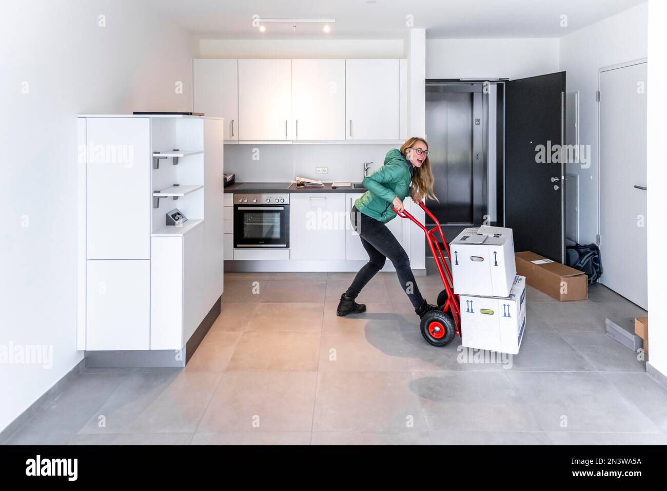 Une jeune femme se déplace dans un appartement vide, à plat, en Allemagne Banque D'Images