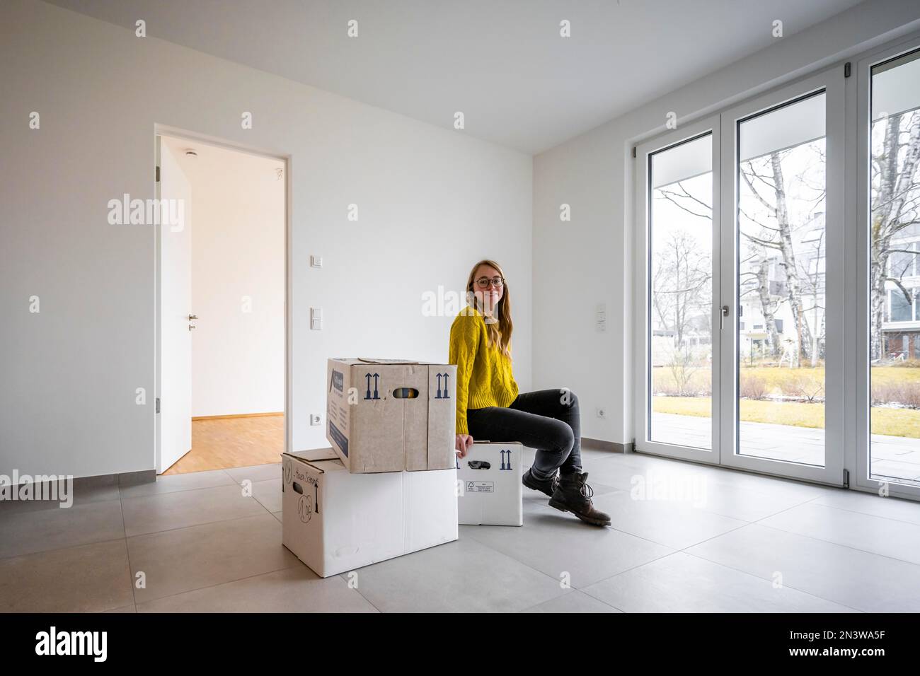 Une jeune femme se déplace dans un appartement vide, à plat, en Allemagne Banque D'Images
