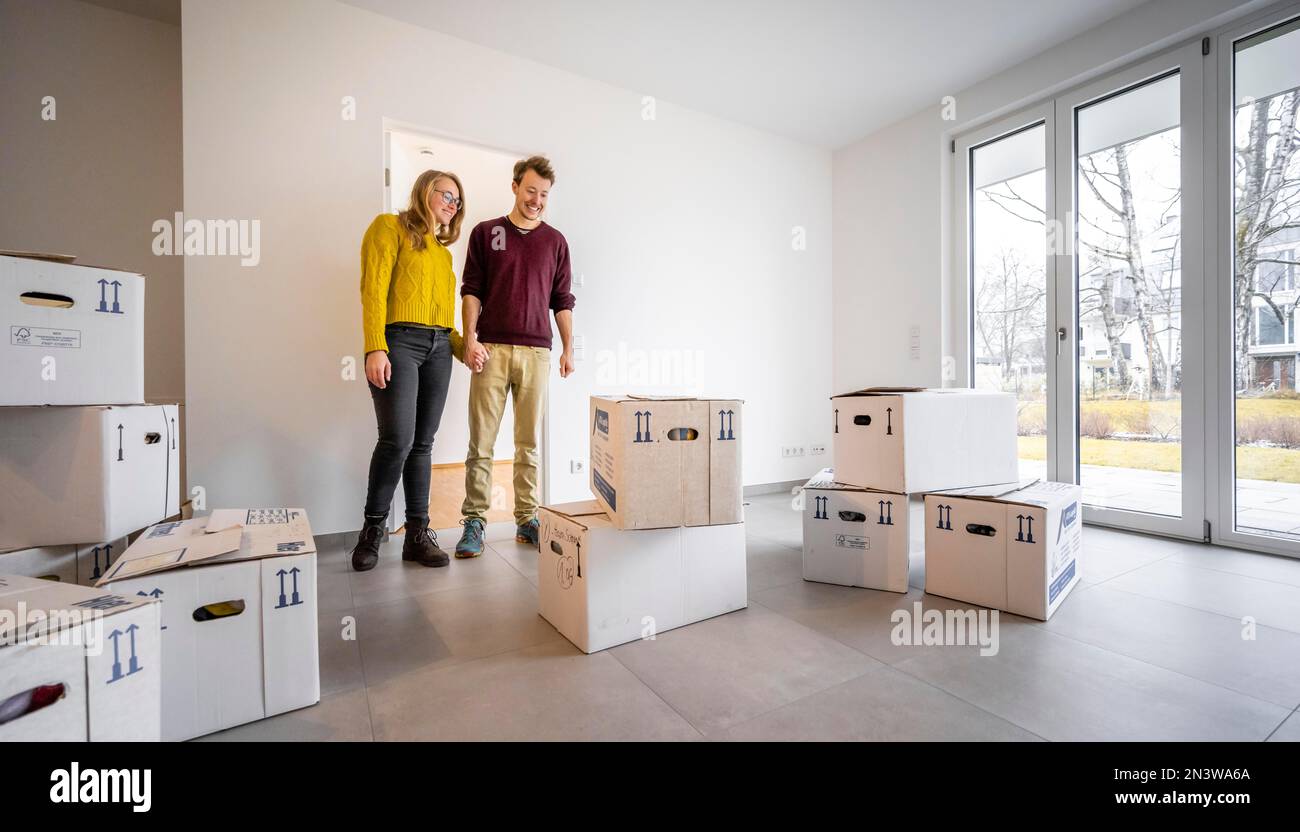 Un jeune couple se déplace dans un appartement vide, à plat, en Allemagne Banque D'Images