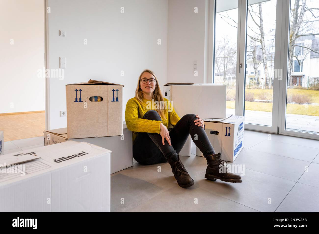 Une jeune femme se déplace dans un appartement vide, à plat, en Allemagne Banque D'Images